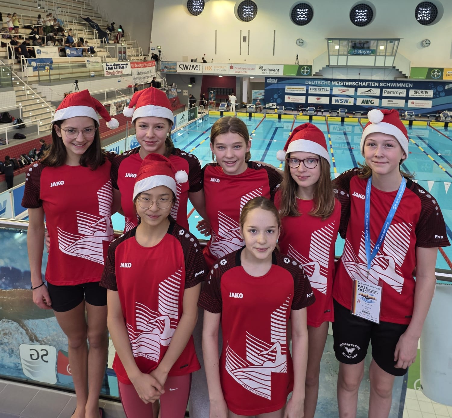 Gruppenbild im Schwimmbad mit Weihnachstmützen